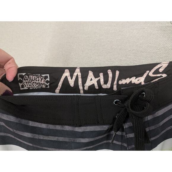 Maui and Sons Swim Trunks Size 32 Black Shark 4 Way Stretch -1025F98 - Picture 2 of 8